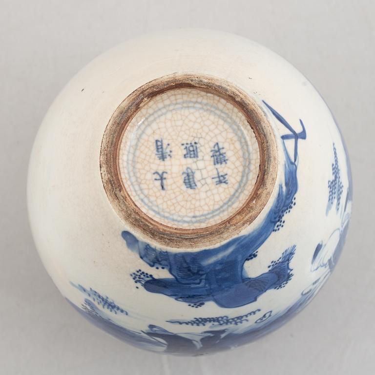 A Chinese blue and white porcelain tea caddie, Qing dynasty.