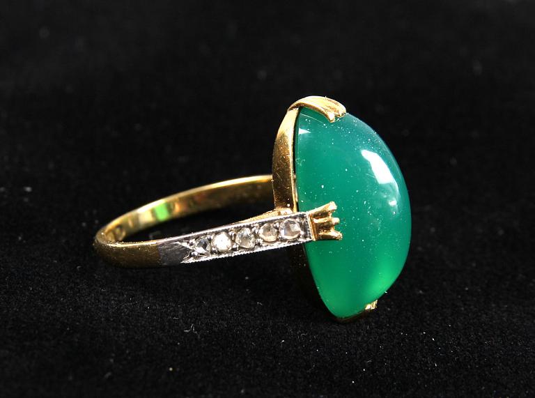 RING, 18K, med en grön Krysopras samt små rosenslipade diamanter.