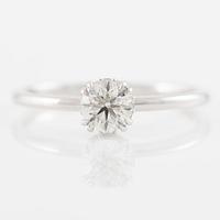 Ring 14K white gold with brilliant-cut diamonds.