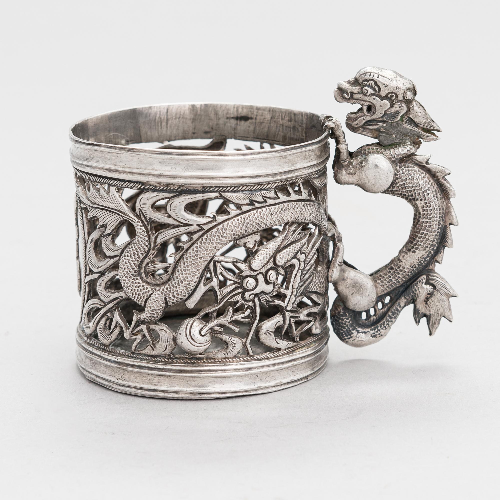 Teelasinpidike, hopeaa, Shanghai, Kiina vuosisadan vaihde 1800/1900. Tunnistamattomat leimat.