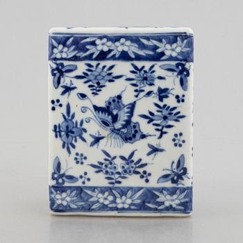 A Chinese blue and white porcelain neck stand / pillow and a pair of porcelain boxes, late Qing dynasty / early 20th cen.