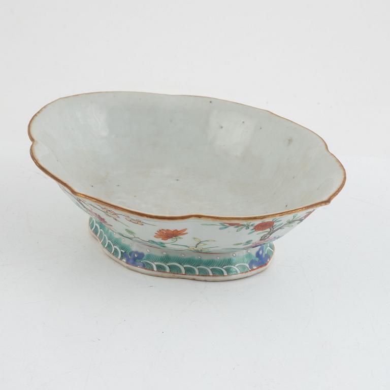 A Chinese porcelain bowl, late 19th Century.