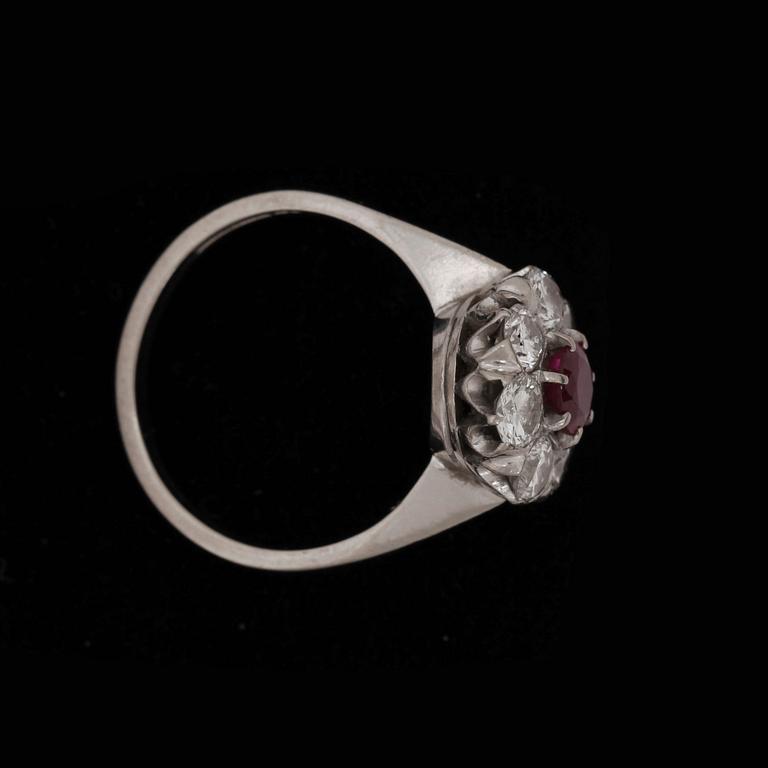 A  ruby ring with brilliant cut diamonds, tot. app. 1.20 ct.