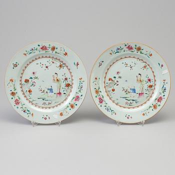 A pair of famille rose figural plates, Qing dynasty, Qianlong (1736-95).