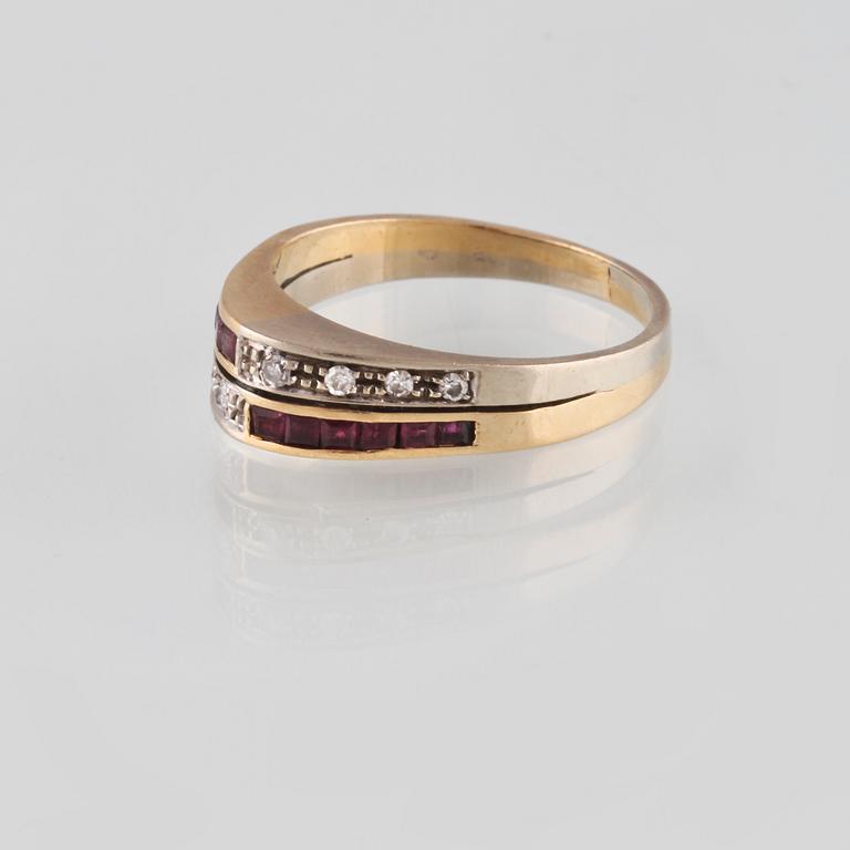 RING, 18K guld med åttkantslipade diamanter och carréslipade rubiner. Vikt 3,5 gram.