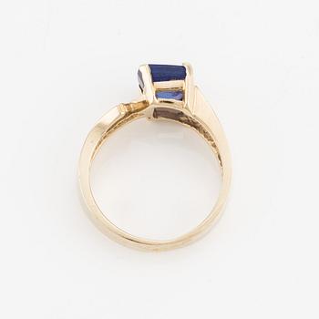 Ring, 14K guld med tanzanit och små briljantslipade diamanter.