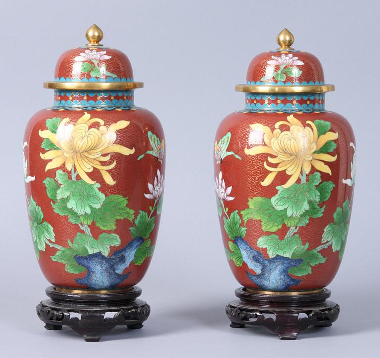 LOCKURNOR, ett par, cloisonnearbeten, 1900-tal.