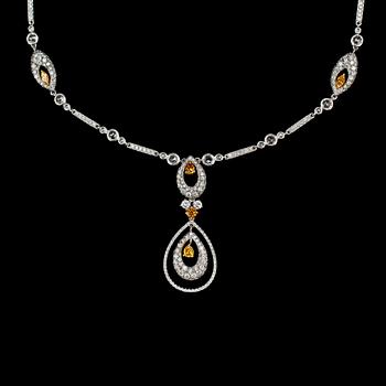 1278. COLLIER, briljjantslipade diamanter, tot.ca 5.50 cts,  samt fancy färgade diamanter.