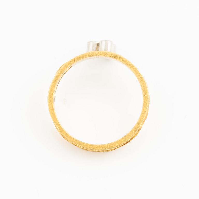 Björn Weckström, ring, 18K guld med tre runda briljantslipade diamanter, Finland 1975. För Lapponia.