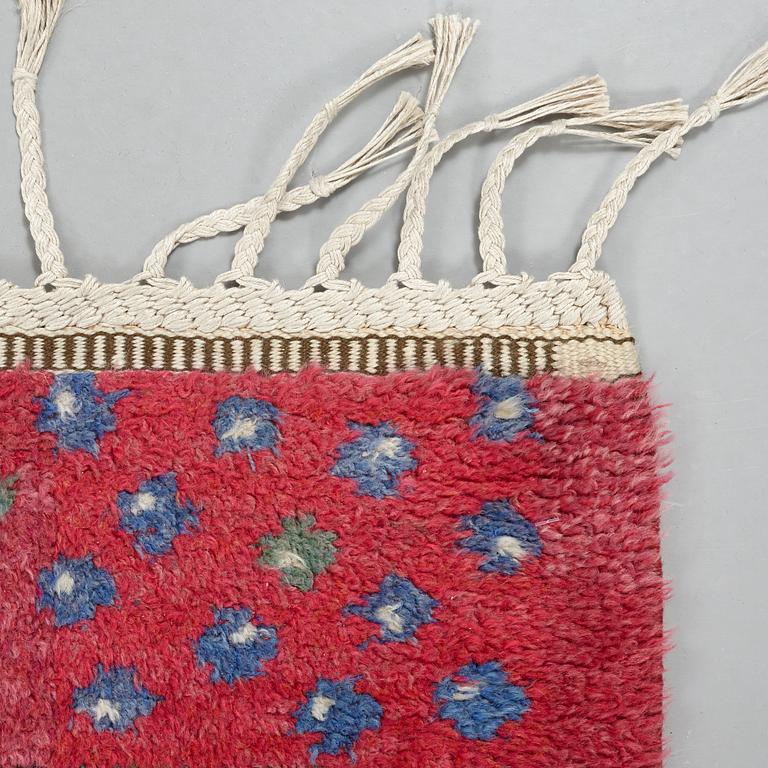 Marianne Richter, MATTA, "Blommig rya", rya, ca 173 x 136,5 cm, signerad AB MMF MR.