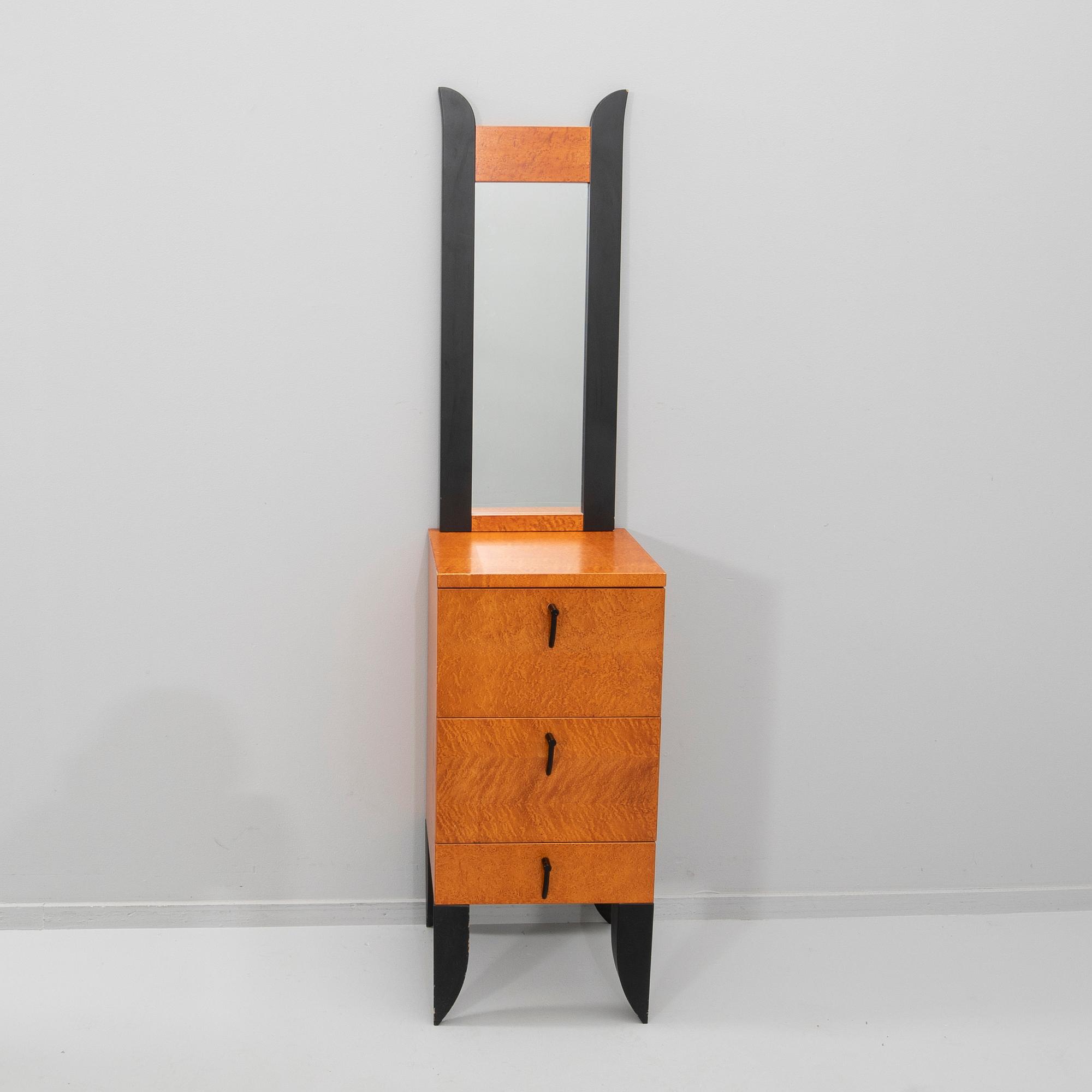 Rose-Marie Elling hallmöbel "Tintomara" Fröseke Form 1900-talets slut.