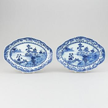 A pair of blue and white serving dishes, Qing dynasty, Qianlong (1736-95).