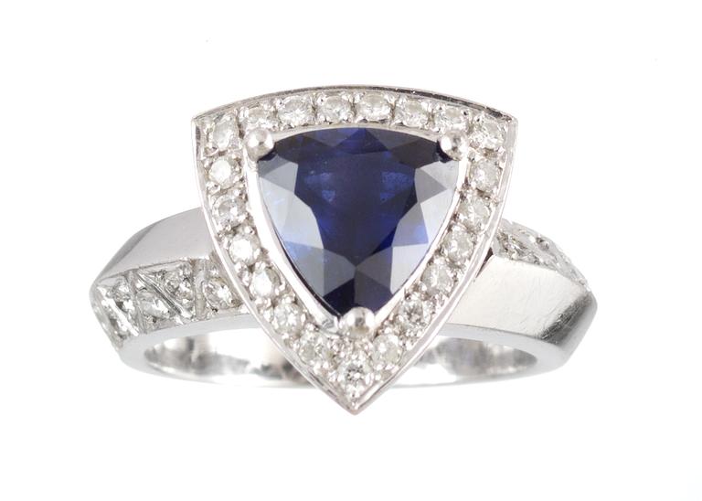 RING, blå safir med briljantslipade diamanter, tot. 0.70 ct.