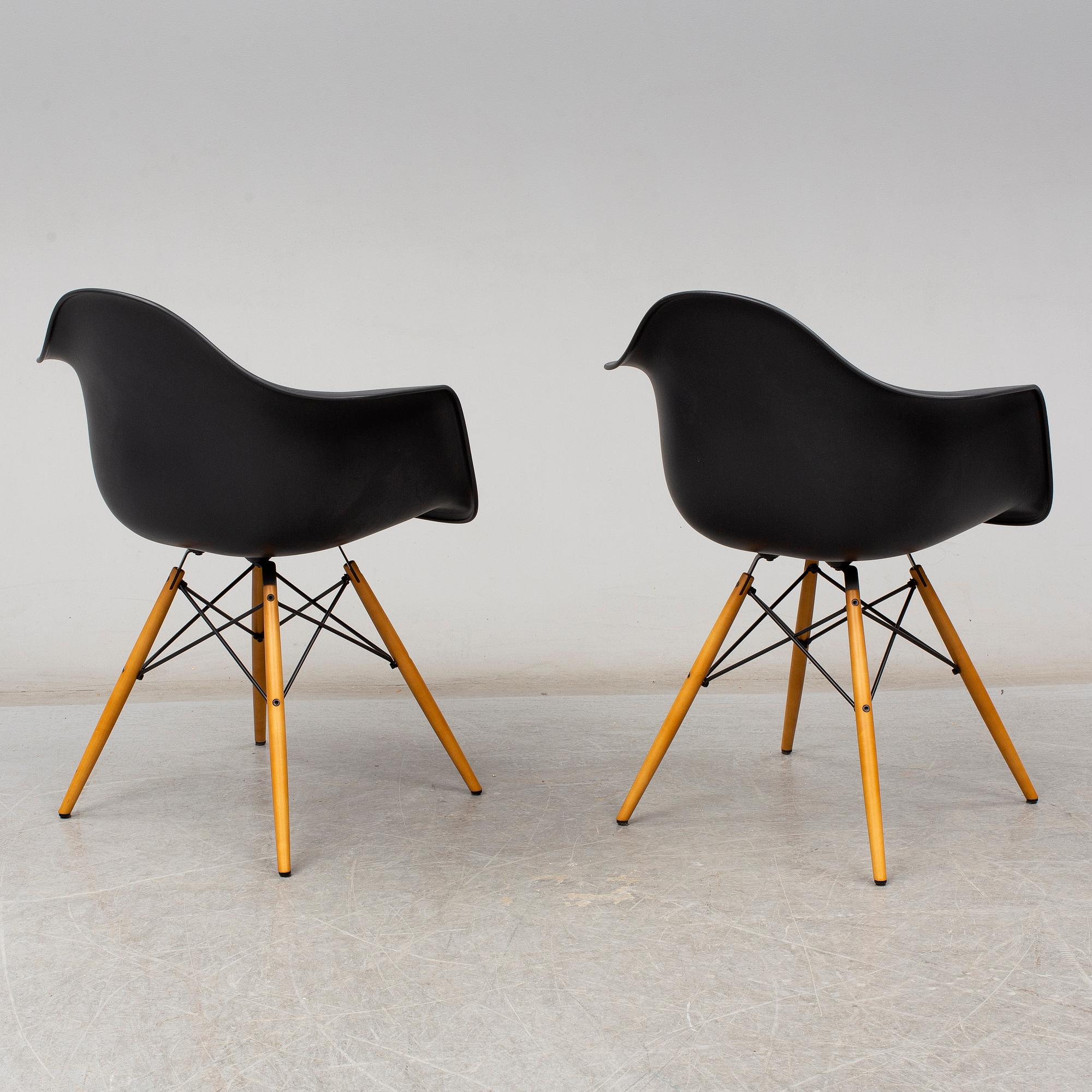 CHARLES & RAY EAMES, karmstolar, 1 par, "DAW", Vitra, 2017.