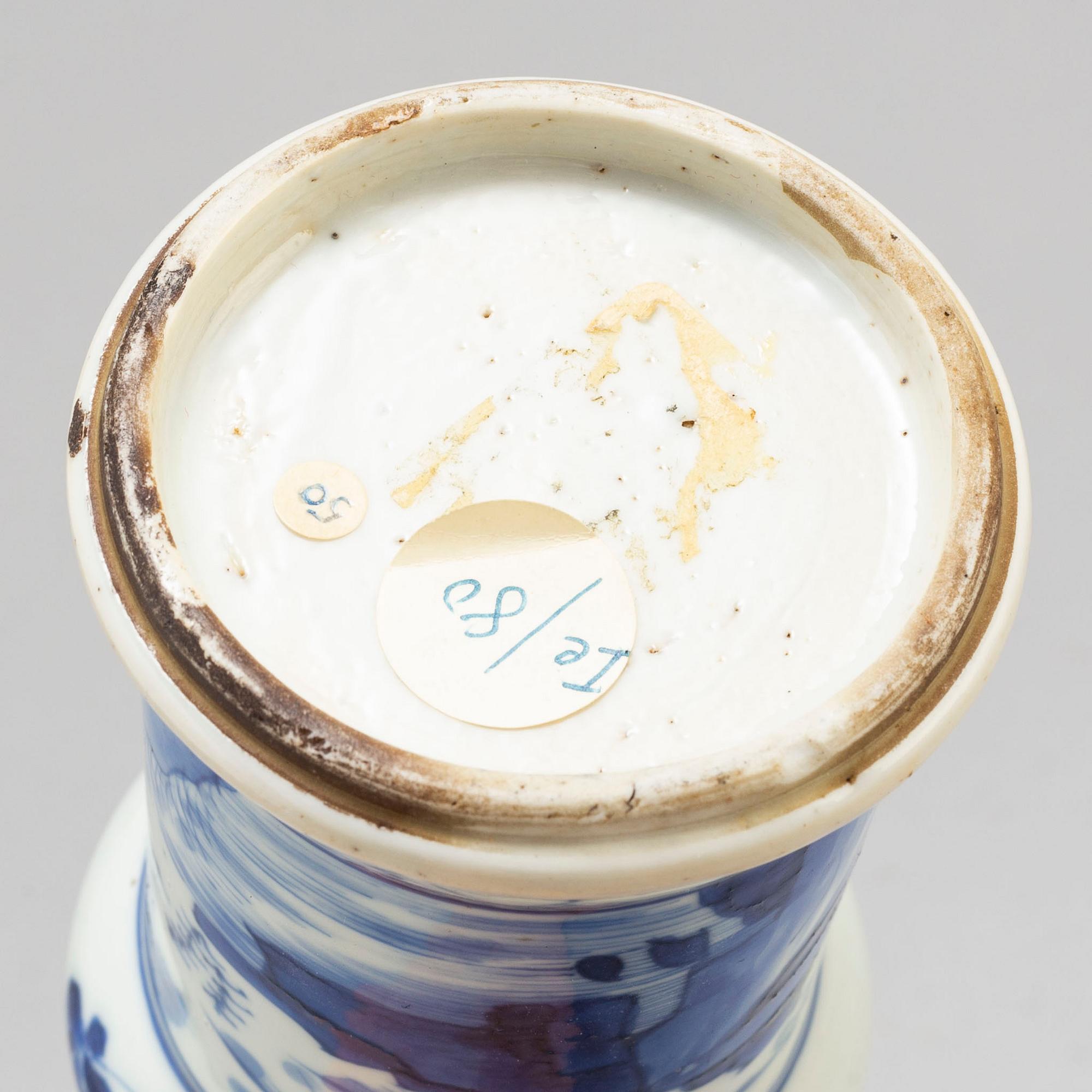 A blue and white vase, Transition, 17th/18th century.