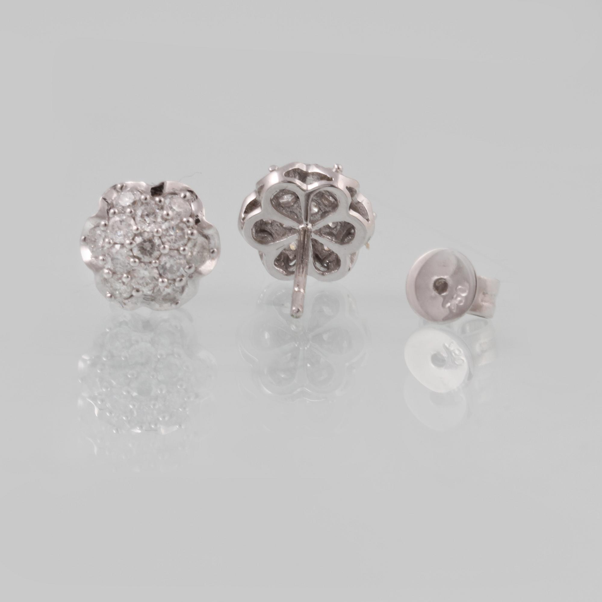 ÖRHÄNGEN, 18K vitguld med briljantslipade diamanter ca 0.59 ct. Vikt 2,0 gram.