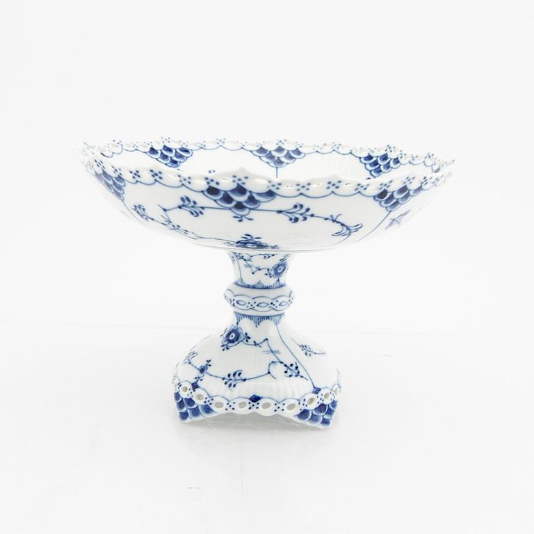 Service 92 dlr "Musselmalet" rifled, full and half laced Royal Copenhagen Denmark porcelain 1954-1973.