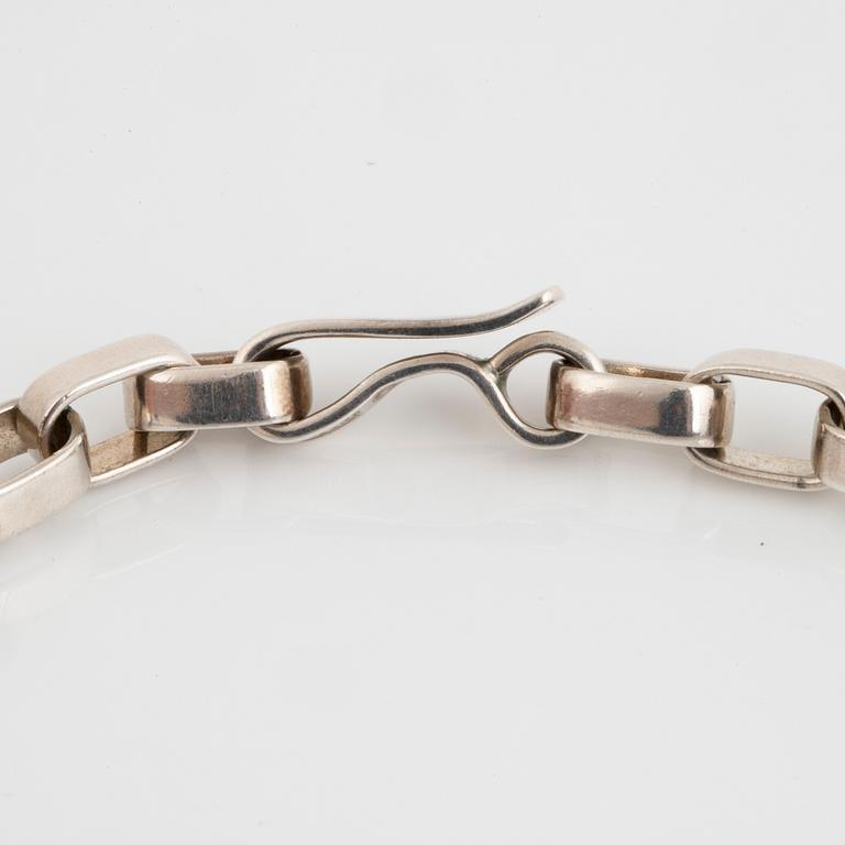 SVEN ERIK HÖGBERG a silver necklace.