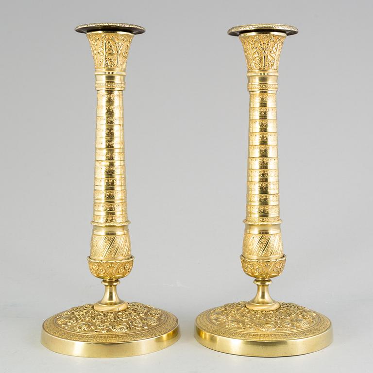 LJUSSTAKAR, ett par, förgylld brons, empire, 1800-talets första hälft.