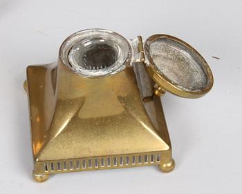 SKRIVBORDSSET, 5 delar, mässing, jugend. Tidigt 1900-tal.