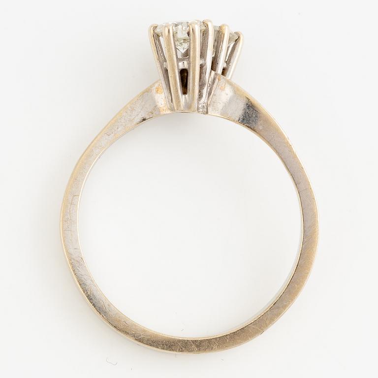 Ring, sibling ring, 18K white gold with two brilliant-cut diamonds.