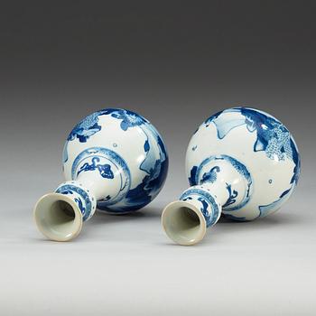 A pair of blue and white vases, Qing dynasty, Kangxi (1662-1722).