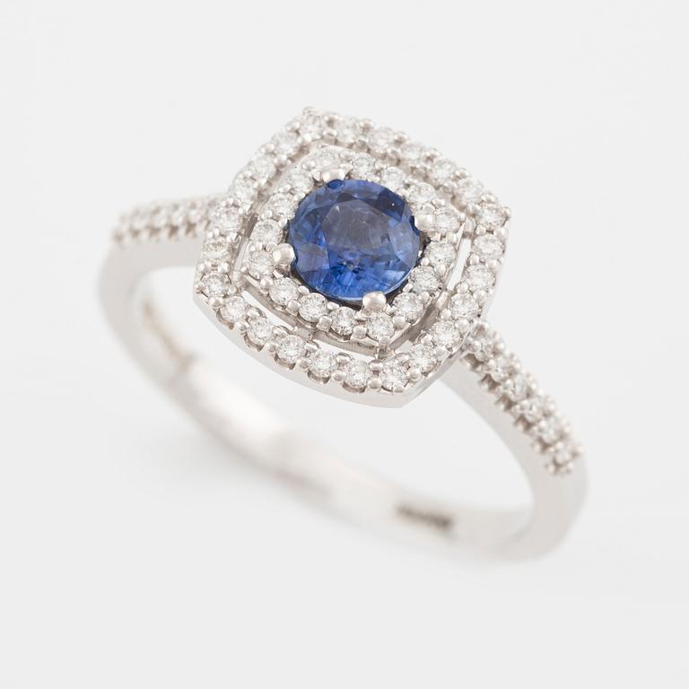 Ring in 14K gold with a faceted sapphire and round brilliant-cut diamonds.