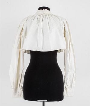 KVINNLIG FOLKDRÄKT FRÅN DELSBO, 10 delar, delvis från 1800-talet.