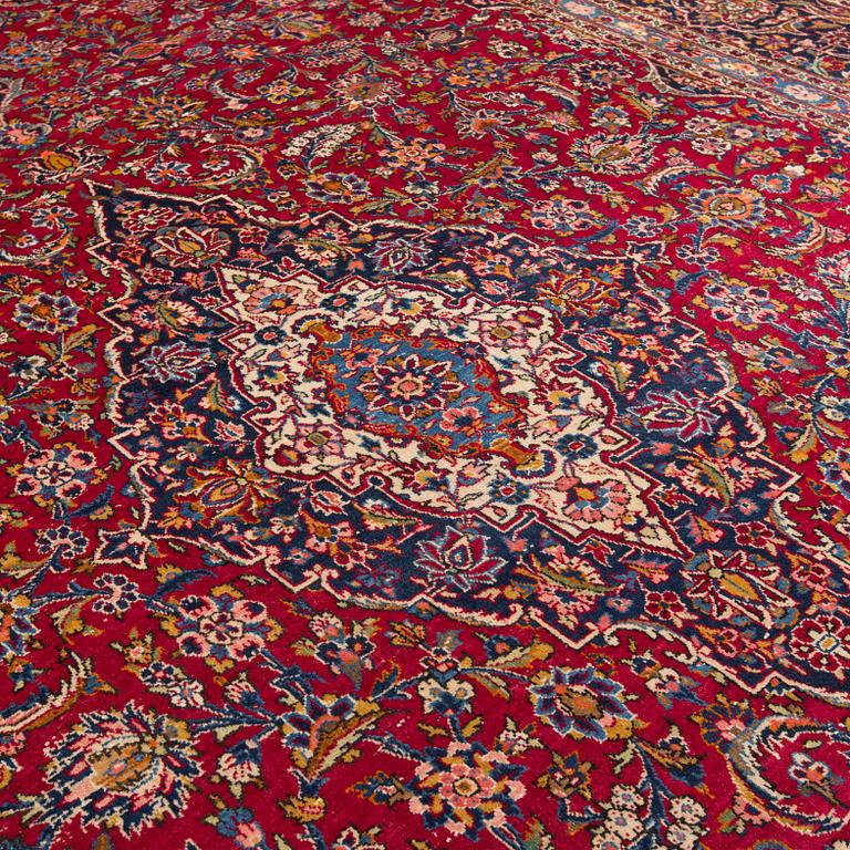 A CARPET, a semi-antique Kashan, ca 372,5 x 257 cm.