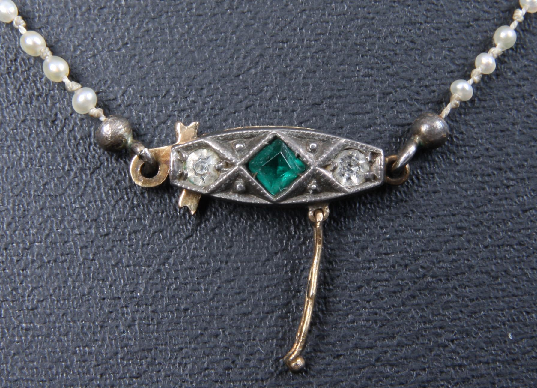 PÄRLCOLLIER, lås i silver med syntetiska stenar, 1900-talets mitt.