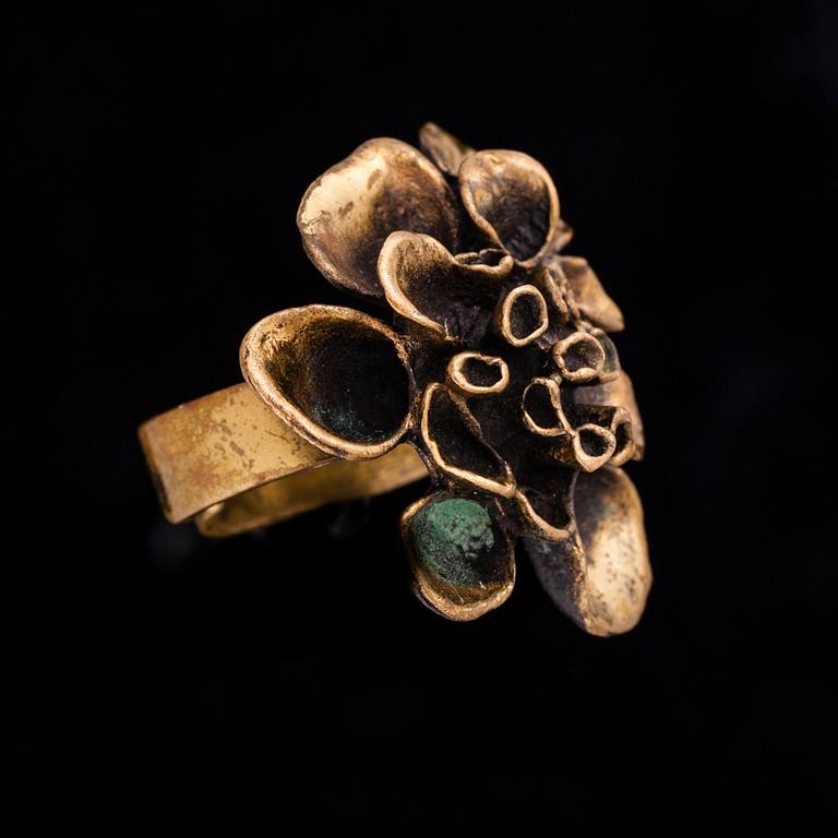 HÄNGSMYCKEN, 3 st samt RING. Bl.a. Pentti Sarpaneva, Hannu Ikonen, Oiva Toikka. 1900-talets senare hälft.