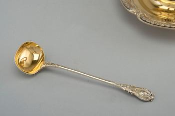 SÅSSKÅL MED SLEV, 84 silver. Helförgylld. Nichols & Plincke, hovleverantör, St. Petersburg 1859. Vikt 1600 g.