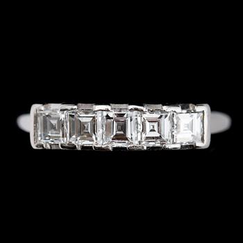 RING, platina, 5 baguetteslipade diamanter totalt 1.01 ct. Total vikt 4,4 gram.