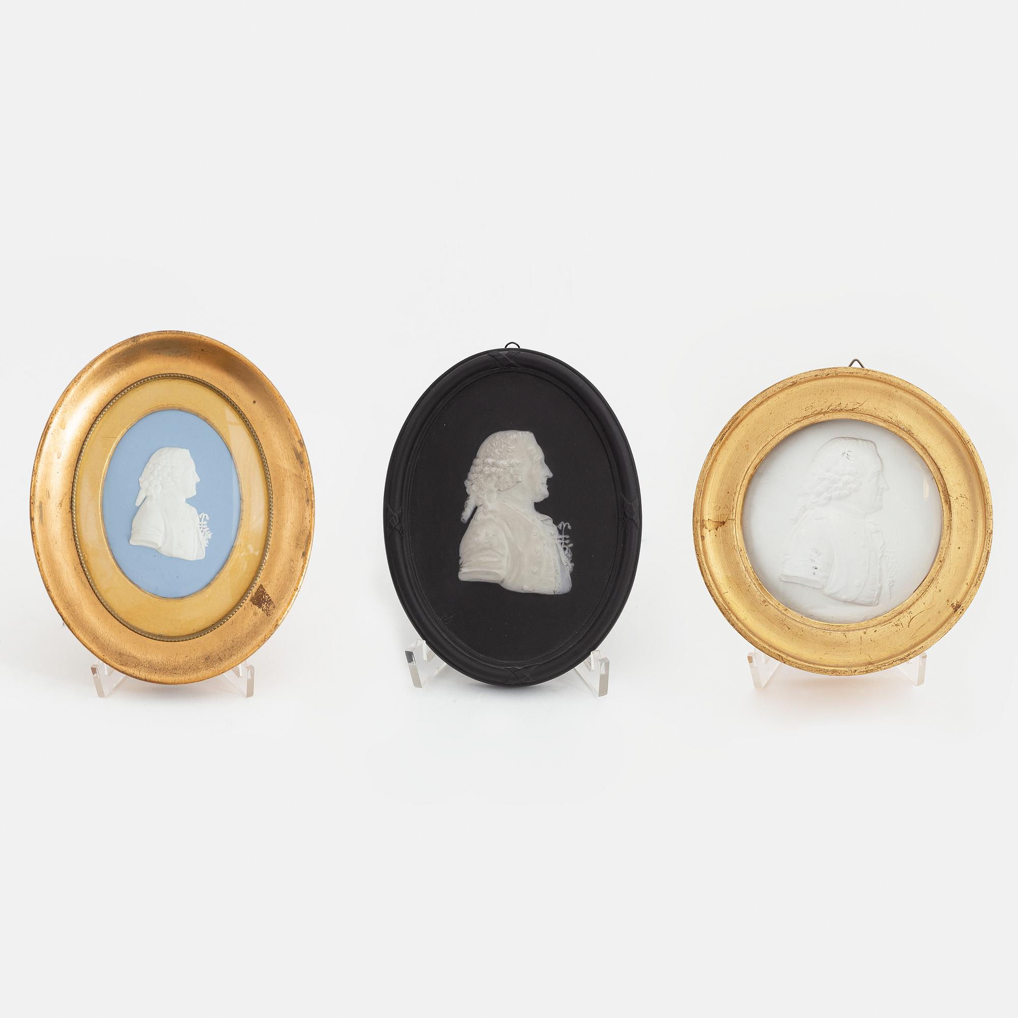 Plaketter, tre stycken föreställande Carl von Linné, två st i keramik, Wedgwood, en i gips.