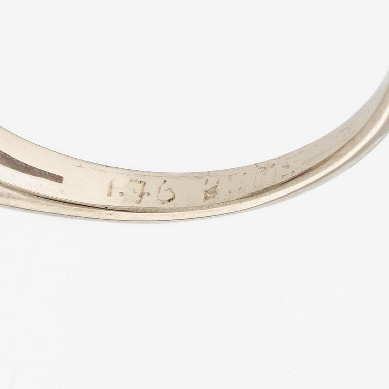Ring 18K vitguld med en rubin samt briljant- och baguettslipade diamanter.
