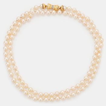 985. A Chaumet cultured pearl necklace with a clasp in 18K gold set with round brilliant-cut diamonds.