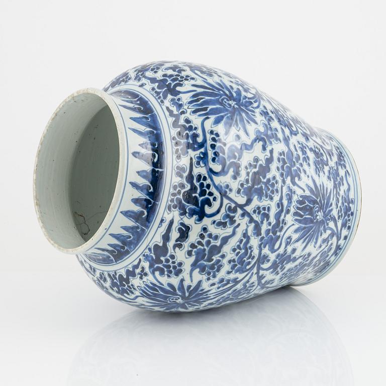 A large blue and white lotus jar with cover, Qing dynasty, Kangxi (1662-1722).