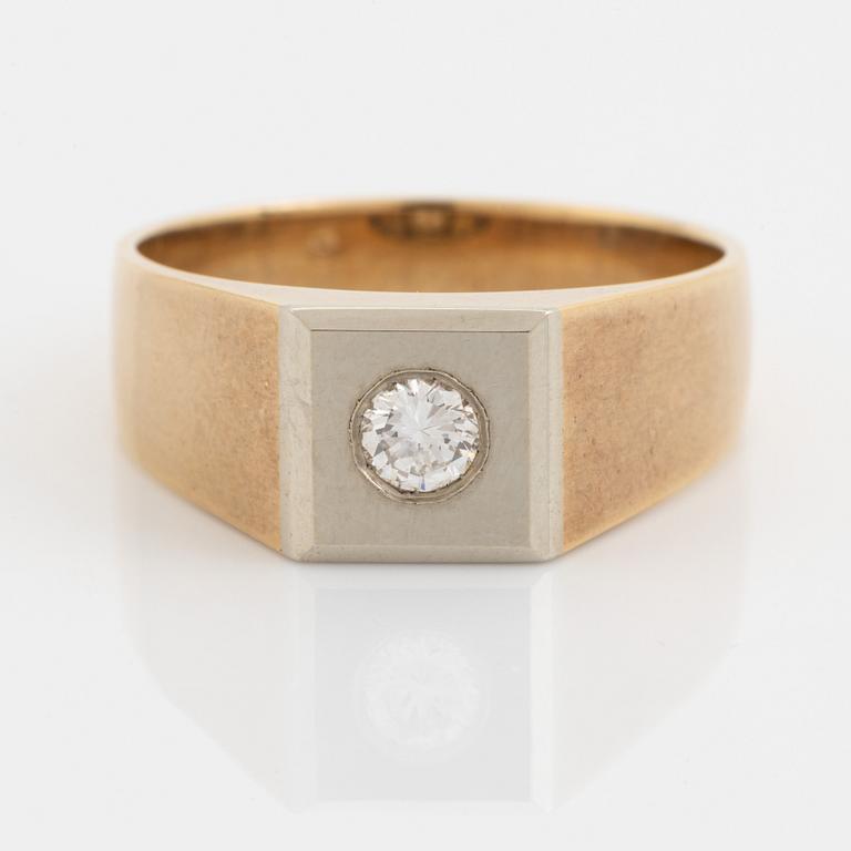Ring, klackring 18K guld med briljantslipad diamant.