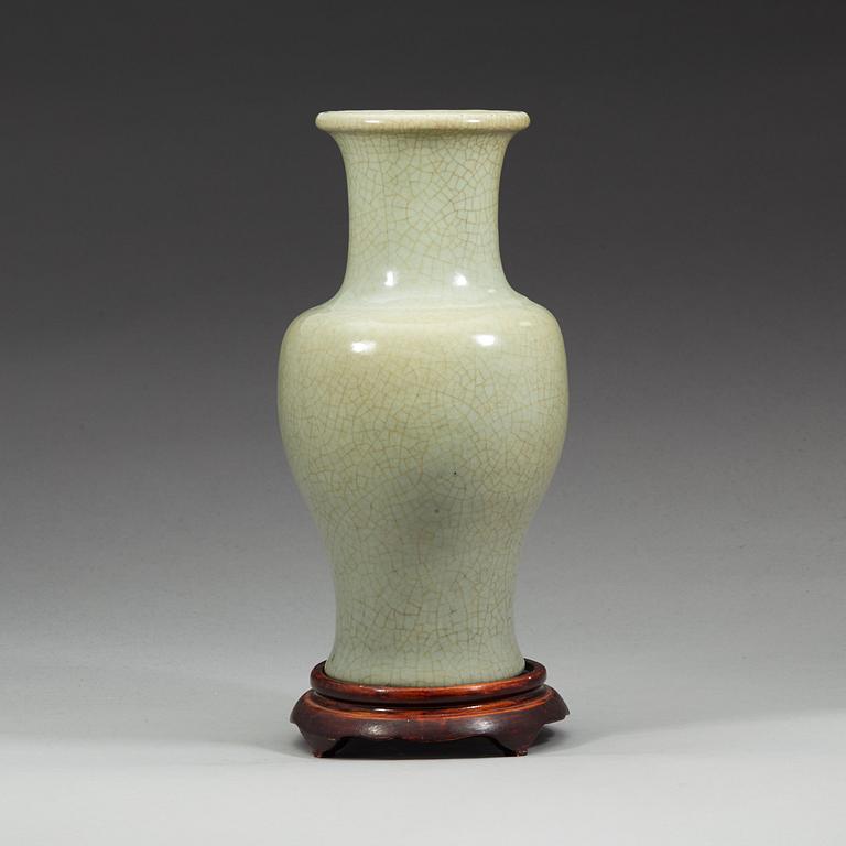 VAS, porslin. Qingdynastin (1644-1912).