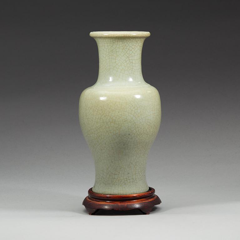 A ge glazed celadon vase, Qing dynasty (1644-1912).