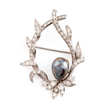 WA Bolin brosch platina med en pärla och runda briljantslipade diamanter.