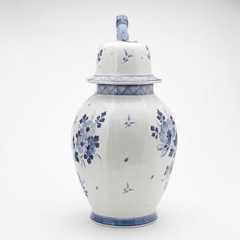 URNA, porslin, Delft, 1900-tal.