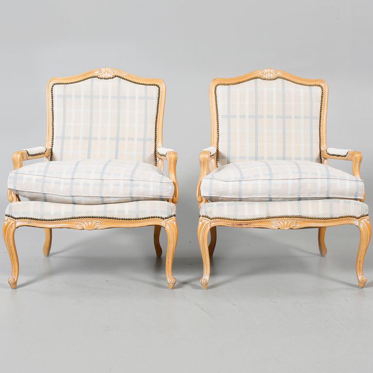 KARMSTOLAR, ett par, Louis XV-stil, 1900-talets andra hälft.