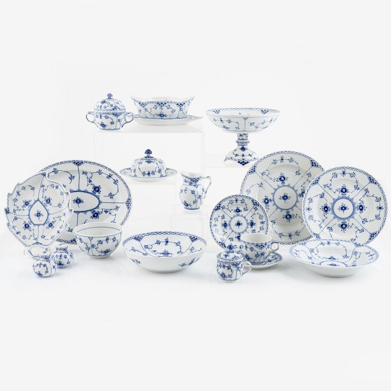 Mat- och kaffeservis, 76 delar, porslin, "Musselmalet", Royal Copenhagen, Danmark.