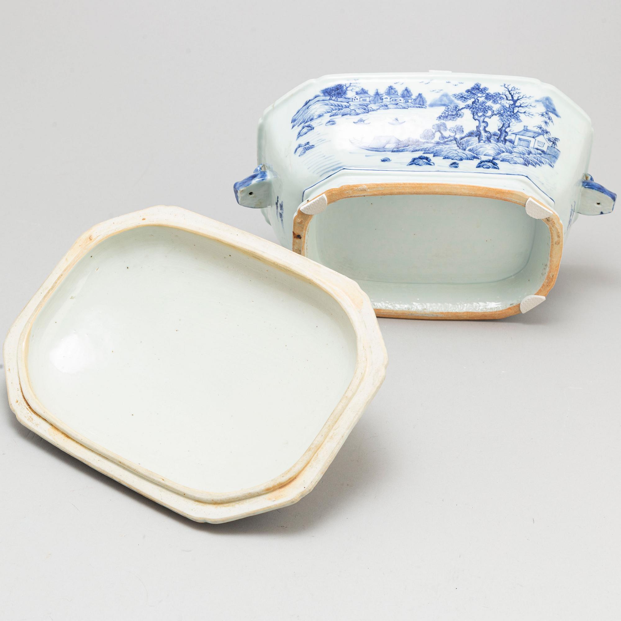 A blue and white tureen with cover, Qing dynasty, Qianlong (1736-95).