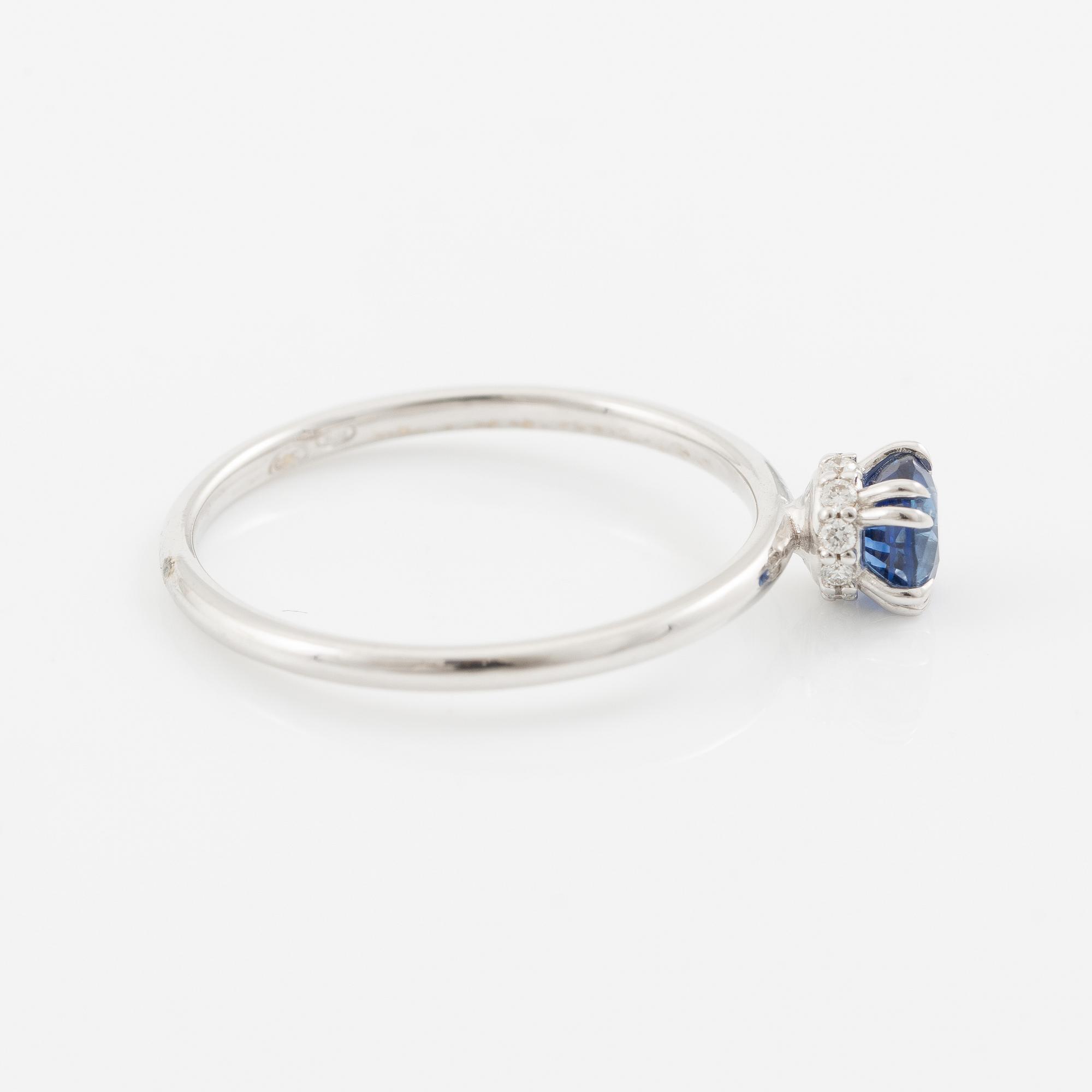 Ring 14K white gold with a sapphire and small brilliant-cut diamonds.
