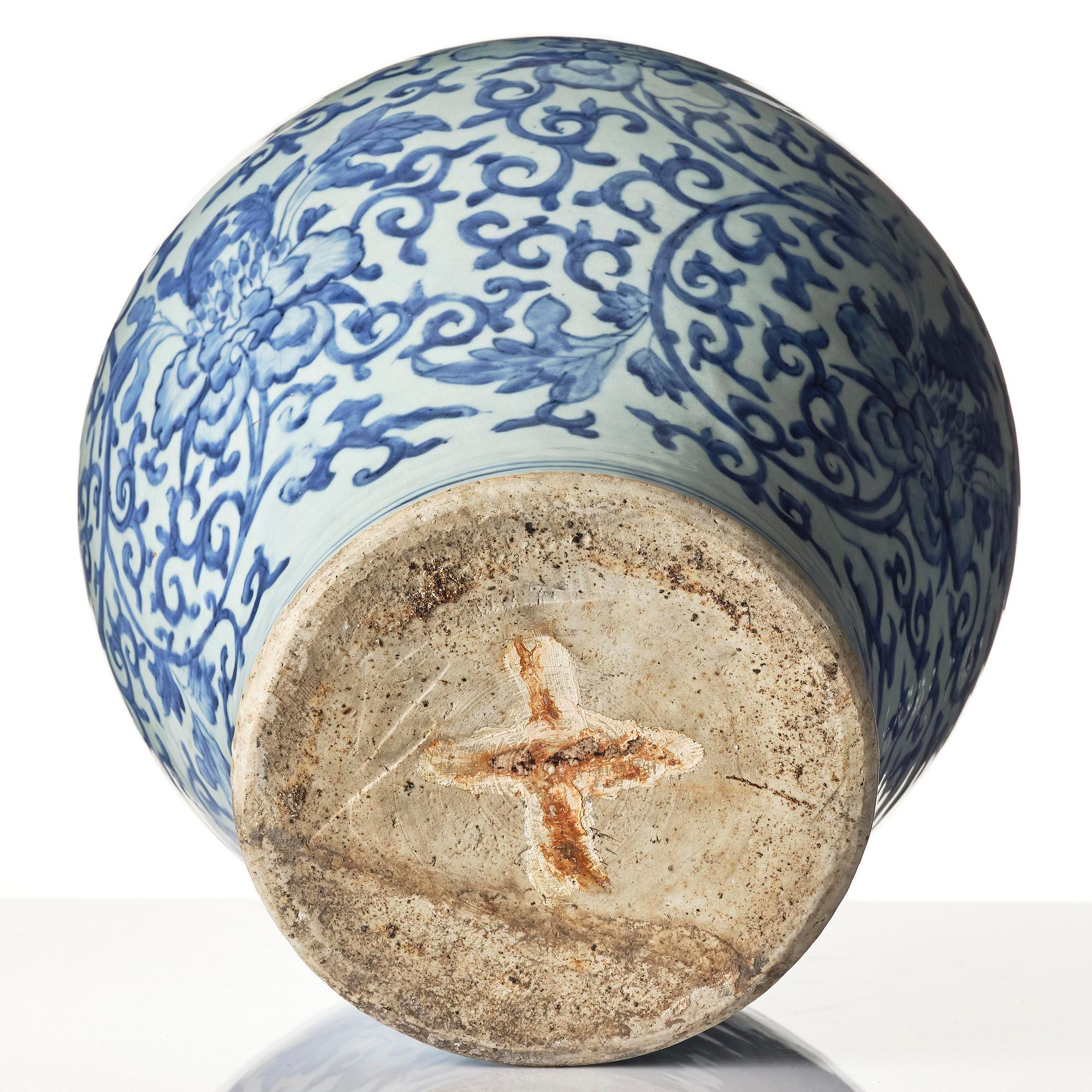 A large blue and white jar, Transition, 17th century.