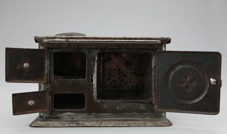 LEKSAKSPIS med tillbehör, 8 delar, plåt, järn samt koppar, 1800/1900-tal.