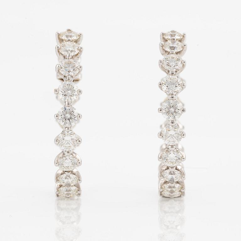 Ett par örhängen 18K vitguld med runda briljantslipade diamanter.