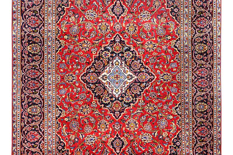 A Kashan carpet, c. 297 x 189 cm.